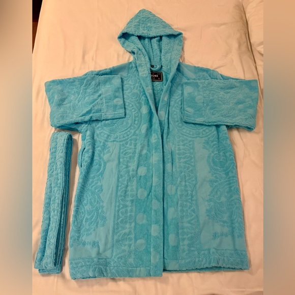 Versace Allover polka dot bathrobe and slipper set - Picture 7 of 15